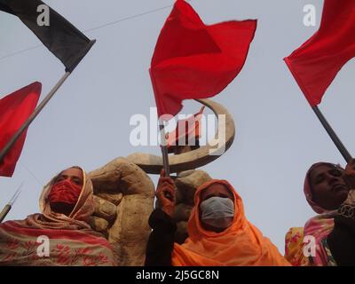 Savar, Bangladesch. 23. April 2022. Ein Verwandter der Opfer des Einsturzes des Rana Plaza-Gebäudes nimmt an einem protestmarsch zum neunten Jahrestag der Katastrophe an dem Ort Teil, an dem das Gebäude einst in Savar, am Stadtrand von Dhaka, stand. Bekleidungsarbeiter aus Bangladesch forderten Gerechtigkeit und sichere Arbeitsplätze, als sie den neunten Jahrestag der Fabrikkatastrophe in Rana Plaza feierten, bei der über 1.100 Menschen ums Leben kamen. (Bild: © MD Mehedi Hasan/ZUMA Press Wire) Stockfoto