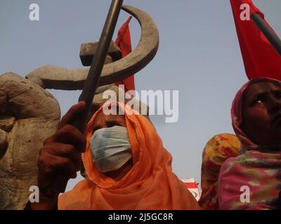 Savar, Bangladesch. 23. April 2022. Ein Verwandter der Opfer des Einsturzes des Rana Plaza-Gebäudes nimmt an einem protestmarsch zum neunten Jahrestag der Katastrophe an dem Ort Teil, an dem das Gebäude einst in Savar, am Stadtrand von Dhaka, stand. Bekleidungsarbeiter aus Bangladesch forderten Gerechtigkeit und sichere Arbeitsplätze, als sie den neunten Jahrestag der Fabrikkatastrophe in Rana Plaza feierten, bei der über 1.100 Menschen ums Leben kamen. (Bild: © MD Mehedi Hasan/ZUMA Press Wire) Stockfoto