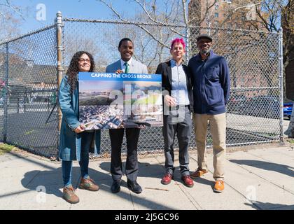 Bronx, USA. 22. April 2022. Der US-Repräsentant Ritchie Torres gibt bekannt, dass er am 22. April 2022 in der Bronx, NY, eine neue Gesetzgebung, den sogenannten Environmental Justice Air Quality Monitoring Act, einführt. Damit werden in den nächsten fünf Jahren jährlich $100 Milliarden für die Gemeinden in der Bronx bereitgestellt. (Foto von Steve Sanchez/Sipa USA) Quelle: SIPA USA/Alamy Live News Stockfoto