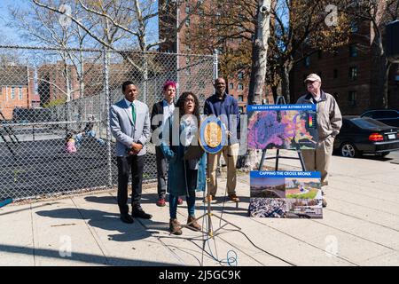 Bronx, USA. 22. April 2022. Nilka Martell von Loving the Bronx tritt der US-amerikanischen Vertreterin Ritchie Torres bei, gibt bekannt, dass er am 22. April 2022 in der Bronx, NY, eine neue Gesetzgebung einführen wird, die als Environmental Justice Air Quality Monitoring Act bekannt ist. Damit werden in den nächsten fünf Jahren jährlich $100 Milliarden für die Gemeinden in der Bronx bereitgestellt. (Foto von Steve Sanchez/Sipa USA) Quelle: SIPA USA/Alamy Live News Stockfoto