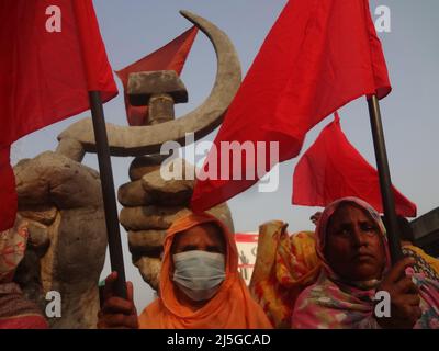 Savar, Bangladesch. 23. April 2022. Ein Verwandter der Opfer des Einsturzes des Rana Plaza-Gebäudes nimmt an einem protestmarsch zum neunten Jahrestag der Katastrophe an dem Ort Teil, an dem das Gebäude einst in Savar, am Stadtrand von Dhaka, stand. Bekleidungsarbeiter aus Bangladesch forderten Gerechtigkeit und sichere Arbeitsplätze, als sie den neunten Jahrestag der Fabrikkatastrophe in Rana Plaza feierten, bei der über 1.100 Menschen ums Leben kamen. (Bild: © MD Mehedi Hasan/ZUMA Press Wire) Stockfoto