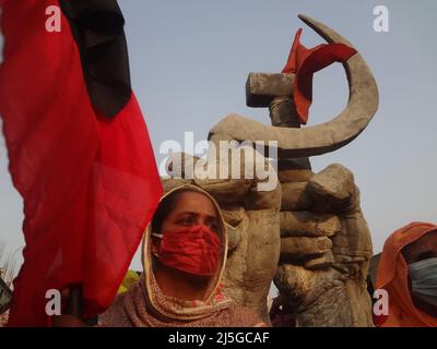 Savar, Bangladesch. 23. April 2022. Ein Verwandter der Opfer des Einsturzes des Rana Plaza-Gebäudes nimmt an einem protestmarsch zum neunten Jahrestag der Katastrophe an dem Ort Teil, an dem das Gebäude einst in Savar, am Stadtrand von Dhaka, stand. Bekleidungsarbeiter aus Bangladesch forderten Gerechtigkeit und sichere Arbeitsplätze, als sie den neunten Jahrestag der Fabrikkatastrophe in Rana Plaza feierten, bei der über 1.100 Menschen ums Leben kamen. (Bild: © MD Mehedi Hasan/ZUMA Press Wire) Stockfoto