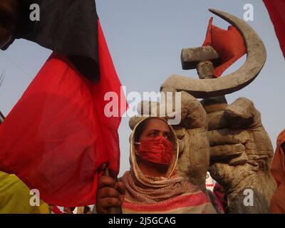 Savar, Bangladesch. 23. April 2022. Ein Verwandter der Opfer des Einsturzes des Rana Plaza-Gebäudes nimmt an einem protestmarsch zum neunten Jahrestag der Katastrophe an dem Ort Teil, an dem das Gebäude einst in Savar, am Stadtrand von Dhaka, stand. Bekleidungsarbeiter aus Bangladesch forderten Gerechtigkeit und sichere Arbeitsplätze, als sie den neunten Jahrestag der Fabrikkatastrophe in Rana Plaza feierten, bei der über 1.100 Menschen ums Leben kamen. (Bild: © MD Mehedi Hasan/ZUMA Press Wire) Stockfoto