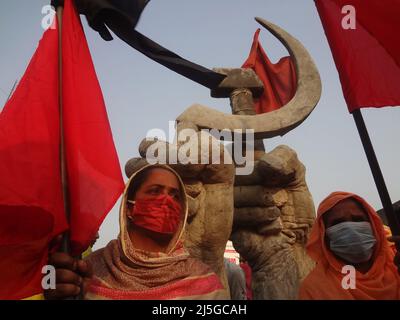 Savar, Bangladesch. 23. April 2022. Ein Verwandter der Opfer des Einsturzes des Rana Plaza-Gebäudes nimmt an einem protestmarsch zum neunten Jahrestag der Katastrophe an dem Ort Teil, an dem das Gebäude einst in Savar, am Stadtrand von Dhaka, stand. Bekleidungsarbeiter aus Bangladesch forderten Gerechtigkeit und sichere Arbeitsplätze, als sie den neunten Jahrestag der Fabrikkatastrophe in Rana Plaza feierten, bei der über 1.100 Menschen ums Leben kamen. (Bild: © MD Mehedi Hasan/ZUMA Press Wire) Stockfoto