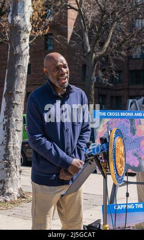 Bronx, USA. 22. April 2022. Mychal Johnson von South Bronx Unites tritt der US-amerikanischen Vertreterin Ritchie Torres bei und gibt bekannt, dass er am 22. April 2022 in der Bronx, NY, eine neue Gesetzgebung einführen wird, die als Environmental Justice Air Quality Monitoring Act bekannt ist. Damit werden in den nächsten fünf Jahren jährlich $100 Milliarden für die Gemeinden in der Bronx bereitgestellt. (Foto von Steve Sanchez/Sipa USA) Quelle: SIPA USA/Alamy Live News Stockfoto