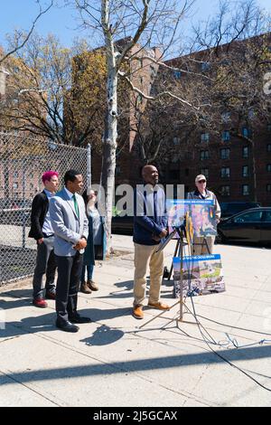 Bronx, USA. 22. April 2022. Mychal Johnson von South Bronx Unites tritt der US-amerikanischen Vertreterin Ritchie Torres bei und gibt bekannt, dass er am 22. April 2022 in der Bronx, NY, eine neue Gesetzgebung einführen wird, die als Environmental Justice Air Quality Monitoring Act bekannt ist. Damit werden in den nächsten fünf Jahren jährlich $100 Milliarden für die Gemeinden in der Bronx bereitgestellt. (Foto von Steve Sanchez/Sipa USA) Quelle: SIPA USA/Alamy Live News Stockfoto