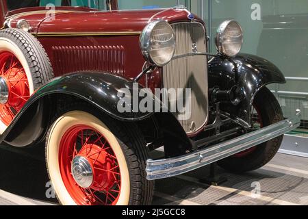 Legacy Gallery, Detail von Kühler und Scheinwerfern, 1932 Ford V-8, Ford Rouge Factory Tour, Dearborn, Michigan, USA Stockfoto
