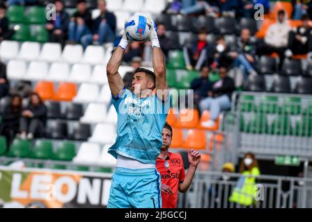 Venedig, Italien. 23. April 2022. Juan Musso von Atalanta rettet ein Tor während des FC Venezia gegen Atalanta BC, italienisches Fußballspiel der Serie A in Venedig, Italien, 23 2022. April Quelle: Independent Photo Agency/Alamy Live News Stockfoto