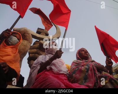 Savar, Bangladesch. 23. April 2022. Ein Verwandter der Opfer des Einsturzes des Rana Plaza-Gebäudes nimmt an einem protestmarsch zum neunten Jahrestag der Katastrophe an dem Ort Teil, an dem das Gebäude einst in Savar, am Stadtrand von Dhaka, stand. Bekleidungsarbeiter aus Bangladesch forderten Gerechtigkeit und sichere Arbeitsplätze, als sie den neunten Jahrestag der Fabrikkatastrophe in Rana Plaza feierten, bei der über 1.100 Menschen ums Leben kamen. (Bild: © MD Mehedi Hasan/ZUMA Press Wire) Stockfoto