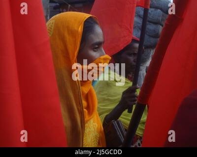 Savar, Bangladesch. 23. April 2022. Ein Verwandter der Opfer des Einsturzes des Rana Plaza-Gebäudes nimmt an einem protestmarsch zum neunten Jahrestag der Katastrophe an dem Ort Teil, an dem das Gebäude einst in Savar, am Stadtrand von Dhaka, stand. Bekleidungsarbeiter aus Bangladesch forderten Gerechtigkeit und sichere Arbeitsplätze, als sie den neunten Jahrestag der Fabrikkatastrophe in Rana Plaza feierten, bei der über 1.100 Menschen ums Leben kamen. (Bild: © MD Mehedi Hasan/ZUMA Press Wire) Stockfoto