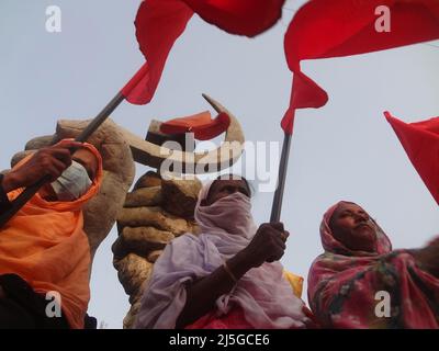 Savar, Bangladesch. 23. April 2022. Ein Verwandter der Opfer des Einsturzes des Rana Plaza-Gebäudes nimmt an einem protestmarsch zum neunten Jahrestag der Katastrophe an dem Ort Teil, an dem das Gebäude einst in Savar, am Stadtrand von Dhaka, stand. Bekleidungsarbeiter aus Bangladesch forderten Gerechtigkeit und sichere Arbeitsplätze, als sie den neunten Jahrestag der Fabrikkatastrophe in Rana Plaza feierten, bei der über 1.100 Menschen ums Leben kamen. (Bild: © MD Mehedi Hasan/ZUMA Press Wire) Stockfoto