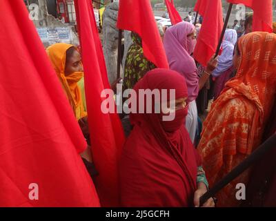 Savar, Bangladesch. 23. April 2022. Ein Verwandter der Opfer des Einsturzes des Rana Plaza-Gebäudes nimmt an einem protestmarsch zum neunten Jahrestag der Katastrophe an dem Ort Teil, an dem das Gebäude einst in Savar, am Stadtrand von Dhaka, stand. Bekleidungsarbeiter aus Bangladesch forderten Gerechtigkeit und sichere Arbeitsplätze, als sie den neunten Jahrestag der Fabrikkatastrophe in Rana Plaza feierten, bei der über 1.100 Menschen ums Leben kamen. (Bild: © MD Mehedi Hasan/ZUMA Press Wire) Stockfoto