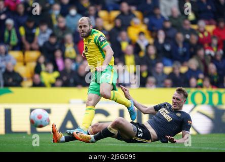 Teemu Pukki von Norwich City (links) schießt beim Premier League-Spiel in der Carrow Road, Norwich, unter dem Druck von Dan Burn von Newcastle United auf das Tor. Bilddatum: Samstag, 23. April 2022. Stockfoto