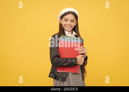 Bildung macht Sie anders. Glückliches Schulkind hält Bücher. Zurück zur Schule. Schulbildung Stockfoto