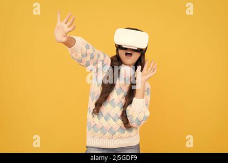 Happy teen Mädchen tragen vr Brille mit Zukunftstechnologie für Bildung in der virtuellen Realität, Erfahrung Stockfoto