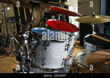 Drum Set für Tonaufnahmen. Trommeln in einem Metallgehäuse auf dem Ständer Stockfoto