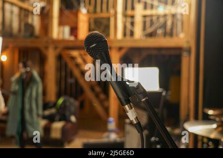 Mikrofon für die Aufnahme von Gesang auf einem Ständer im Studio Stockfoto