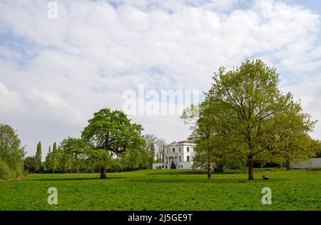 Dulwich Village, London, Großbritannien: Belair Park, ein öffentlicher Park in Dulwich Village, Süd-London. Blick auf das Belair House, ein georgianisches Herrenhaus. Stockfoto