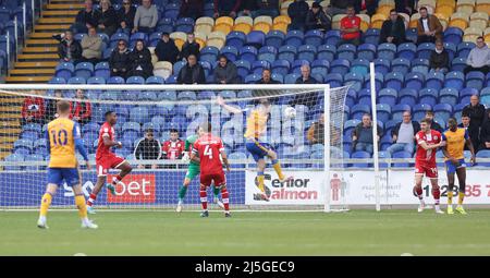 Mansfield, Großbritannien. 23. April 2022. Jamie Murphy erzielt das Eröffnungstreffer für Mansfield während des zweiten Spiels der EFL League zwischen Mansfield Town und Crawley Town im One Call Stadium. Quelle: James Boardman/Alamy Live News Stockfoto