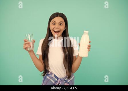 Stauned Kind halten Glas und Milchflasche. Kind halten Milchgetränk Produkt. Stockfoto