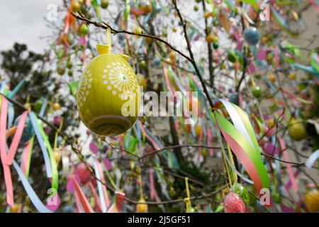 Moskau, Russland. 23. April 2022. Ein Baum wird während des traditionellen Osterbasars in Moskau, Russland, am 23. April 2022 mit Ostereiern geschmückt. Quelle: Alexander Zemlianichenko Jr/Xinhua/Alamy Live News Stockfoto