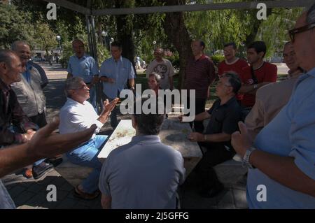 Bari, Italien 11/07/2005: Ältere Menschen spielen Karten auf dem Garibaldi-Platz. © Andrea Sabbadini Stockfoto