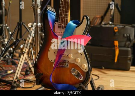 E-Gitarre auf dem Stand im Aufnahmestudio Stockfoto