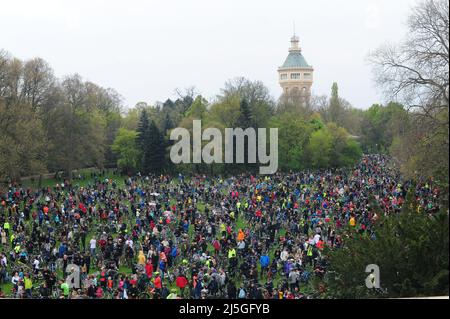 Budapest , Hungary , 23. APR 2022, Radfahrerkundgebung durch Budapest in der Nachfrage nach einer fahrradfreundlicheren Stadt, Balint Szentgallay / Alamy Live News Stockfoto