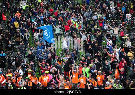 Budapest , Hungary , 23. APR 2022, Radfahrerkundgebung durch Budapest in der Nachfrage nach einer fahrradfreundlicheren Stadt, Balint Szentgallay / Alamy Live News Stockfoto