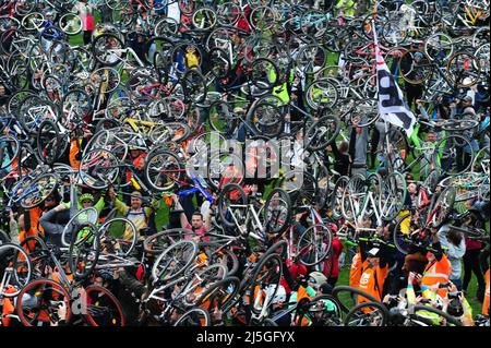 Budapest , Hungary , 23. APR 2022, Radfahrerkundgebung durch Budapest in der Nachfrage nach einer fahrradfreundlicheren Stadt, Balint Szentgallay / Alamy Live News Stockfoto