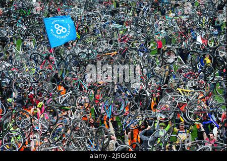 Budapest , Hungary , 23. APR 2022, Radfahrerkundgebung durch Budapest in der Nachfrage nach einer fahrradfreundlicheren Stadt, Balint Szentgallay / Alamy Live News Stockfoto