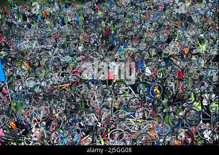 Budapest , Hungary , 23. APR 2022, Radfahrerkundgebung durch Budapest in der Nachfrage nach einer fahrradfreundlicheren Stadt, Balint Szentgallay / Alamy Live News Stockfoto