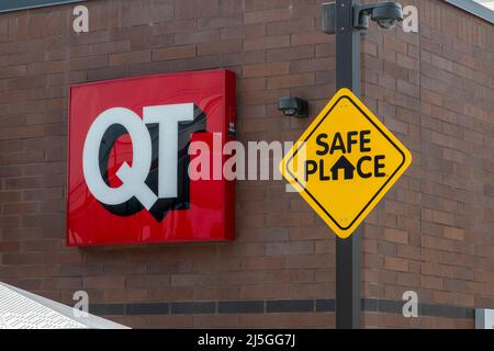 Lansing, Kansas. Schild für einen sicheren Ort an einer Schnellstartstation. „Sicherer Ort“ bezeichnet Unternehmen und Organisationen als „Sicherer Ort“, was zu mehr Hilfe führt Stockfoto