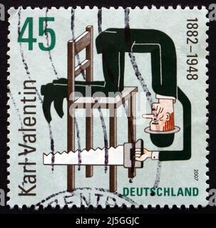 DEUTSCHLAND - UM 2007: Eine in Deutschland gedruckte Briefmarke zeigt Karl Valentin, Schriftsteller, Comedian und Filmproduzent, um 2007 Stockfoto