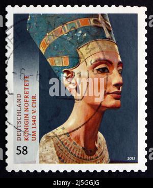 DEUTSCHLAND - UM 2013: Eine in Deutschland gedruckte Briefmarke zeigt Büste der Königin Nofretete, die große königliche Ehefrau des ägyptischen Pharao Echnaton, Schätze von G. Stockfoto