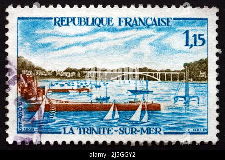 FRANKREICH - UM 1969: Eine in Frankreich gedruckte Marke zeigt Segelboote im Hafen von La Trinite-sur-Mer, Gemeinde im Département Morbihan in der Bretagne, um Stockfoto
