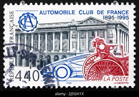 FRANKREICH - UM 1995: Eine in Frankreich gedruckte Briefmarke zeigt den Automobilclub von Frankreich, 100 Jahre, um 1995 Stockfoto