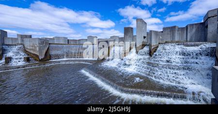 Stepping Stone Falls im Genesee Recreation Area, brutalistische Architektur von 1972, in der Nähe von Flint, Michigan, USA Stockfoto