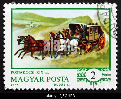 UNGARN - UM 1977: Eine in Ungarn gedruckte Briefmarke zeigt Postkutsche, Buda-Wien-Route, Geschichte des Kutschers, um 1977 Stockfoto