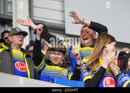 Die Warrington Wolves Fans genießen das Spiel Stockfoto