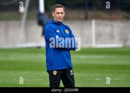 Swansea, Wales. 23. April 2022. Ein Trainer der Hull City Academy vor dem Spiel der Professional Development League zwischen Swansea City unter 18 und Hull City unter 18 Jahren an der Swansea City Academy in Swansea, Wales, Großbritannien am 23. April 2022. Quelle: Duncan Thomas/Majestic Media/Alamy Live News. Stockfoto