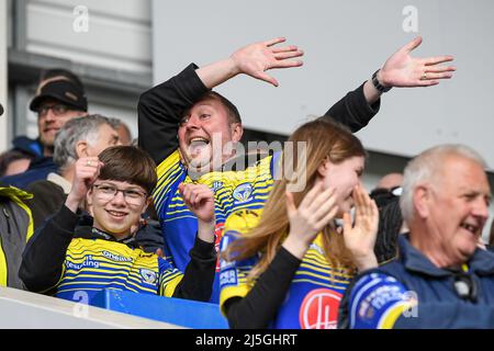 Die Warrington Wolves Fans genießen das Spiel Stockfoto