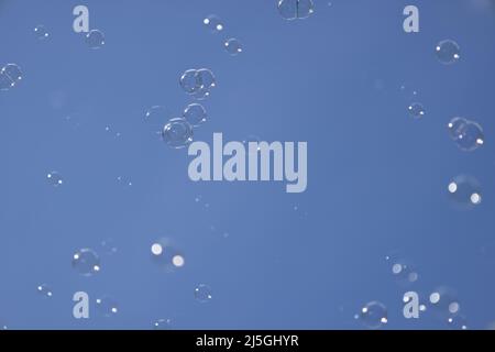 Weiße Blasen vor blauem Hintergrund. Ganz natürlich. Stockfoto