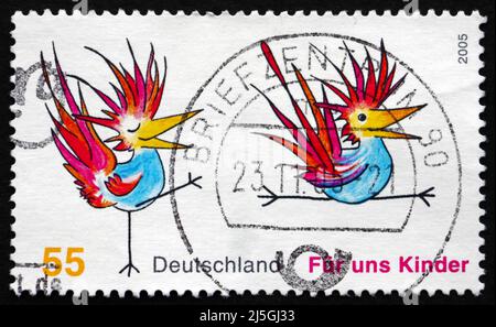 DEUTSCHLAND - UM 2005: Eine in Deutschland gedruckte Marke zeigt zwei Vögel, Illustration, für Kinder, um 2005 Stockfoto