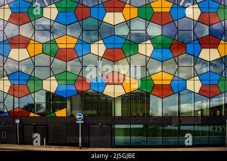 One Smithfield; modernes farbenfrohes Glasgebäude in Hanley, Stoke on Trent Staffordshire, in der Nähe des Potteries Museum & Art Gallery. Stockfoto