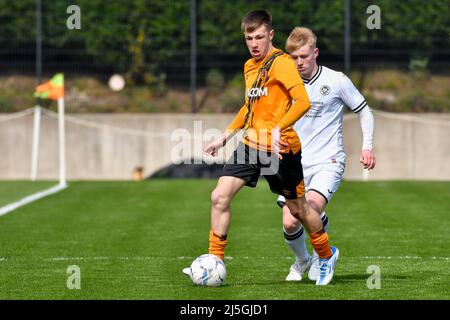 Swansea, Wales. 23. April 2022. James Carr von Hull City unter 18s Jahren während des Spiels der Professional Development League zwischen Swansea City unter 18 und Hull City unter 18 Jahren an der Swansea City Academy in Swansea, Wales, Großbritannien am 23. April 2022. Quelle: Duncan Thomas/Majestic Media/Alamy Live News. Stockfoto