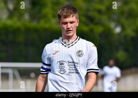 Swansea, Wales. 23. April 2022. Kapitän Josh Edwards von Swansea City unter 18s Jahren während des Spiels der Professional Development League zwischen Swansea City unter 18 und Hull City unter 18 Jahren an der Swansea City Academy in Swansea, Wales, Großbritannien am 23. April 2022. Quelle: Duncan Thomas/Majestic Media/Alamy Live News. Stockfoto