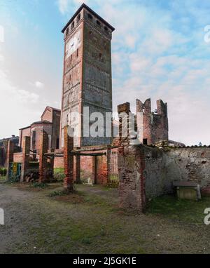 San Nazzaro Sesia, Italien - 20. Februar 2014: Abtei der Heiligen Nazarius und Celsus. Der Glockenturm. Stockfoto