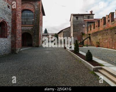 San Nazzaro Sesia, Italien - 20. Februar 2014: Abtei der Heiligen Nazarius und Celsus. Der Innenhof. Stockfoto