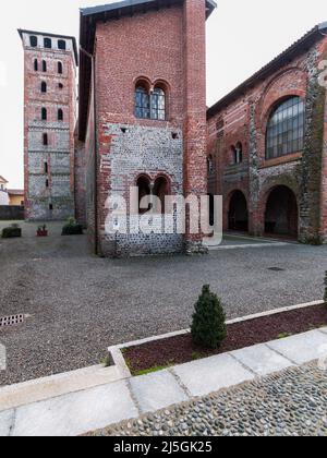 San Nazzaro Sesia, Italien - 20. Februar 2014: Abtei der Heiligen Nazarius und Celsus. Der Innenhof. Stockfoto